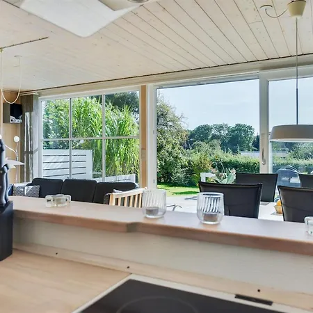Leandra - 600m From The Sea By Interhome